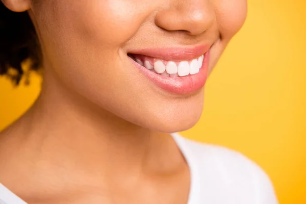 Profil boczny przycięte zbliżenie zdjęcie piękne ona jej ciemną skórę Pani estetykę toothy usta czyszczenia procedury zużycie dorywczo biały t-shirt na białym tle żółty jasne żywe tło — Zdjęcie stockowe