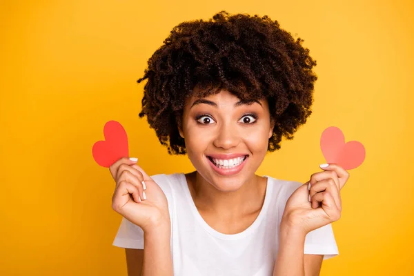 De cerca foto hermosa increíble ella su piel oscura dama dulce arreglo mejor cita novio papel corazones forma figura postal desgaste casual blanco camiseta aislado amarillo brillante vibrante fondo —  Fotos de Stock