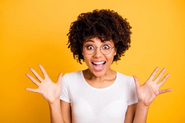 Primer plano retrato de ella ella agradable lindo encantador atractivo hermoso alegre optimista loco divertido ondulado de pelo dama mostrando palmas aisladas sobre brillante brillante brillo fondo — Foto de Stock