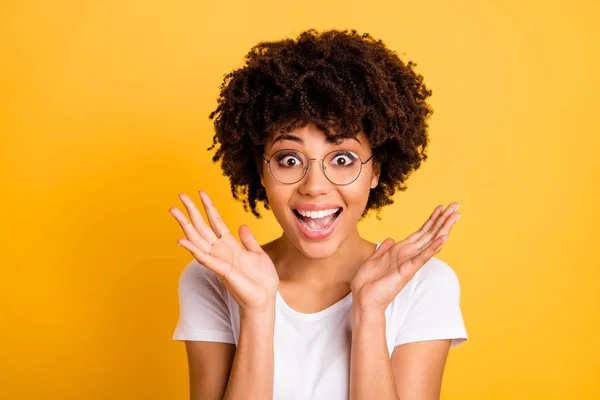 Retrato de cerca de ella ella agradable encantador atractivo hermoso alegre optimista asombrado ondulado de pelo dama gafas gafas que muestran wow gesto aislado sobre brillante brillante brillo fondo — Foto de Stock