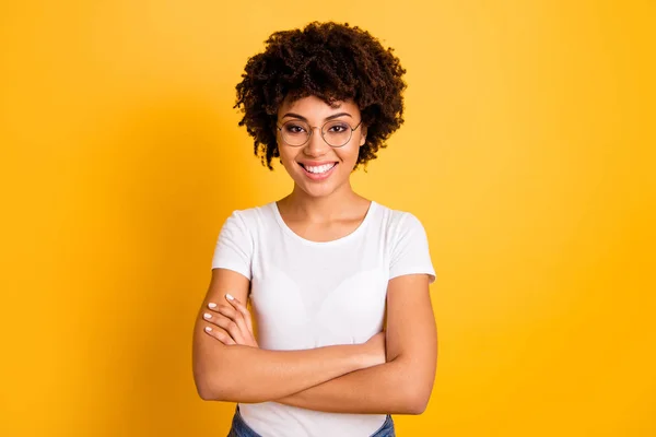 Retrato de ella ella linda linda hermosa atractiva alegre alegre alegre dama de pelo ondulado con camiseta blanca aislada sobre brillante brillante brillo fondo —  Fotos de Stock