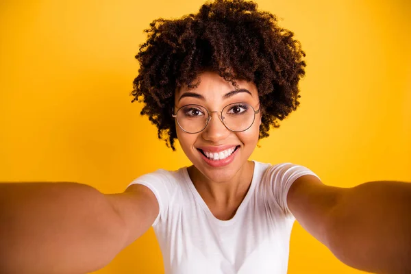 Close up foto bello incredibile lei la sua pelle scura signora fare prendere selfie carino attraente bianco denti splendido sorriso usura specifiche casual bianco t-shirt isolato giallo luminoso vivace sfondo vivido — Foto Stock