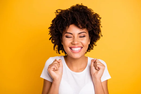 Close up foto bonita incrível ela sua pele escura senhora mãos braços punhos levantados olhos fechado grande grande vitória competição desgaste casual branco t-shirt isolado amarelo brilhante vibrante vívido fundo — Fotografia de Stock