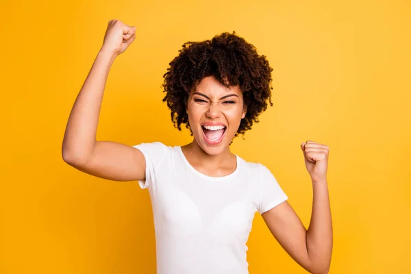 Närbild foto vacker fantastisk hon hennes mörka hud lady skrek högt glad händer armar nävar höjt fantastiska storvinst konkurrens slitage casual vit t-shirt isolerade gul ljusa levande levande bakgrund — Stockfoto