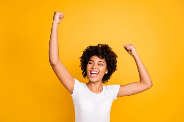 De cerca foto alegre hermosa increíble ella su mujer de piel oscura no creo alegría gritando manos brazos levantados gran ganar desgaste casual camiseta blanca aislado amarillo brillante vibrante fondo — Foto de Stock