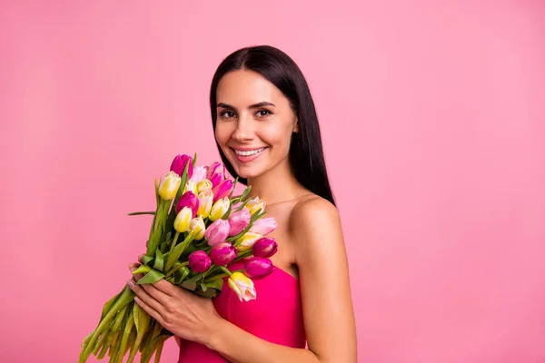 Retrato dela ela agradável bonito atraente winsome encantador bonito feminino adorável alegre alegre morena senhora cheirando coloridas flores frescas isoladas no fundo pastel rosa — Fotografia de Stock