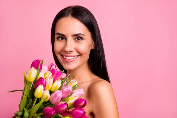 Närbild porträtt av hennes hon fin söt attraktiva winsome charmiga feminin söt mild glad brunett dam lukta färgglada blommor isolerad på rosa pastell bakgrund — Stockfoto