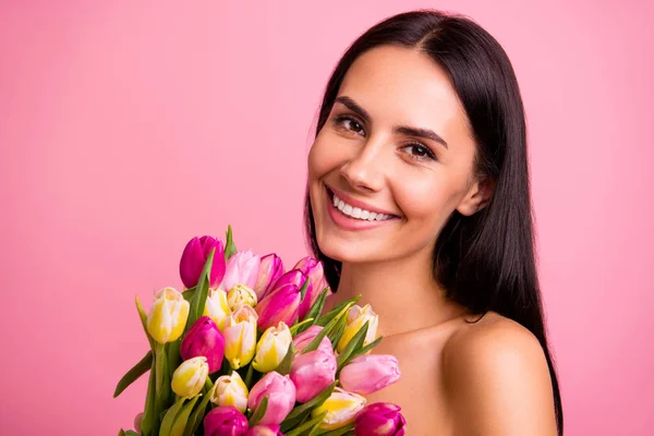 Primer plano retrato de ella ella bonita linda atractiva encantadora encantadora encantadora femenina fascinante suave alegre morena dama oliendo coloridas flores naturales frescas aisladas sobre fondo pastel rosa — Foto de Stock