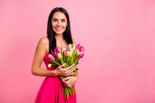 Retrato de ella ella linda linda atractiva bonita adorable fascinante encantadora alegre alegre positiva morena dama sosteniendo en las manos flores coloridas floristería aislada sobre fondo pastel rosa —  Fotos de Stock