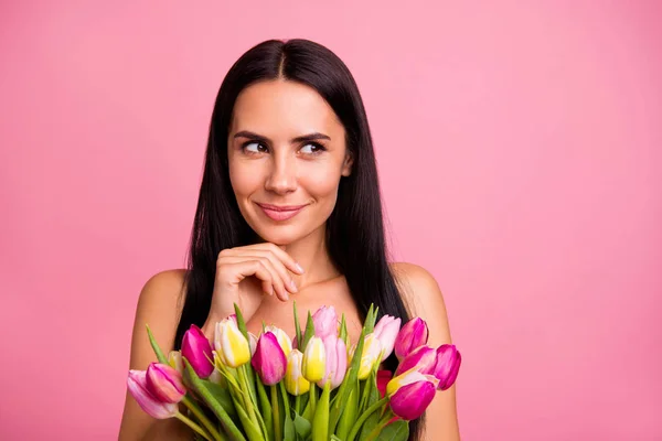 Närbild porträtt av hennes hon snygg söt attraktiva härlig fascinerande charmiga glada brunett dam färgglada blommor florist tänkande isolerad på rosa pastell bakgrund — Stockfoto