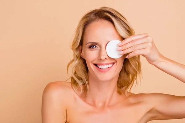 Retrato de cerca de agradable atractiva chica juguetona alegre chica desnuda de pelo ondulado con perfecta limpia clara piel brillante impecable ojo de cierre con almohadilla redonda blanca aislada sobre fondo beige — Foto de Stock