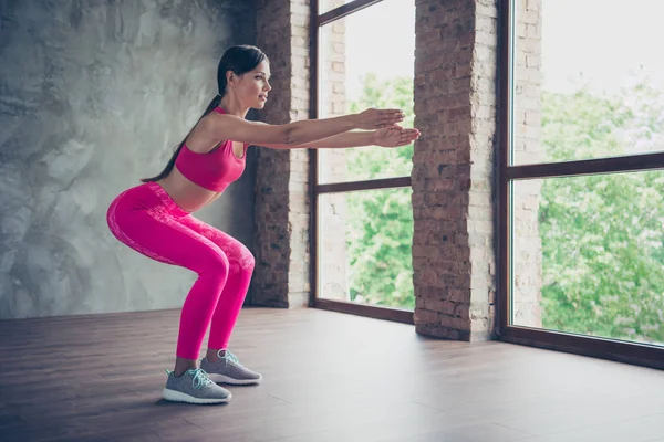 Profilen Sidovy av fina vackra graciösa attraktiva tunn damen gör situps i moderna loft industriell inredningsstil inomhus — Stockfoto