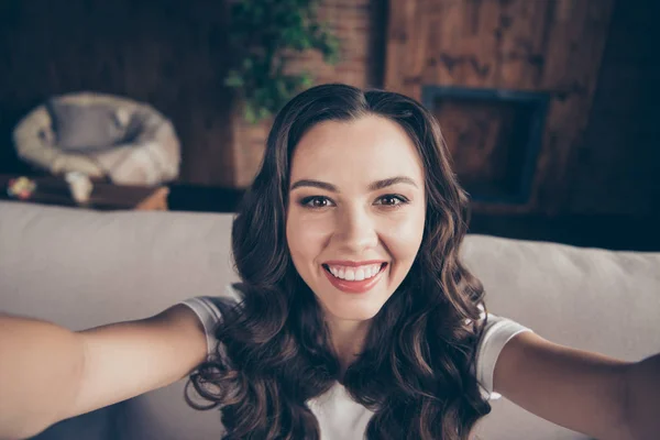 Close-up foto mooie brunette ze haar dame lachen lachen maken nemen van selfies opgewonden toothy oprechte goedhartig vrij dragen binnenlandse lichte kleur t-shirt kleding outfit sit comfortabele divan — Stockfoto