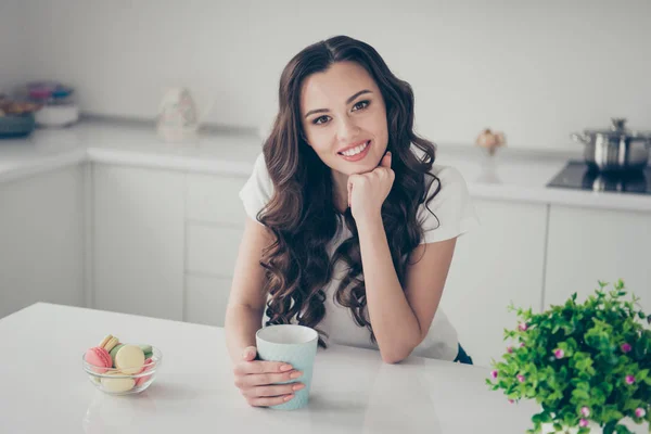 特写照片甜美美丽的黑发她她的夫人手下巴温馨的餐厅平静安静寂寞宁静早晨热饮穿着家居服装服装坐舒适的桌子 — 图库照片