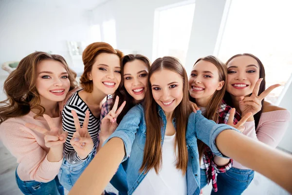 Fotoğrafı o bütün birlikte mezuniyet v-sign son ortak fotoğraf ayarla selfies almak bir büyük aile oda arkadaşı olun onun bayanlar göstermek gün gece kapalı hayran parlak beyaz oda kızlar heyecanlı güzel kapatın — Stok fotoğraf