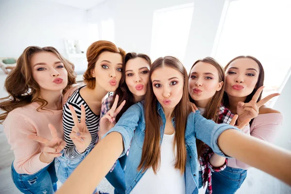 Cerrar foto hermosa ella sus compañeras de familia grande damas hacen tomar autorretratos muestran a compañeros de grupo realices enviar beso foto juntos graduación emocionado niñas asombrado sala blanca brillante día noche interior —  Fotos de Stock