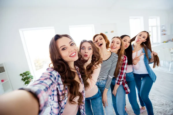 Närbild foto vacker hon hennes damer stora familj rumskamrater att ha kul bästa kompisar göra ta selfies roliga ansiktsuttryck upphetsad förvånad ljusa vita rummet flickor dag natt inomhus — Stockfoto