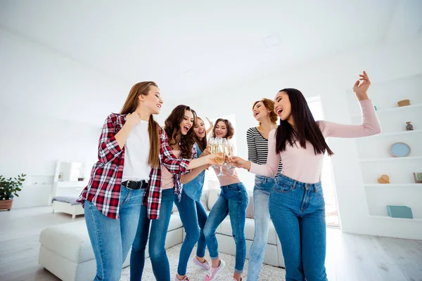 Nice charmant attrayant joyeux joyeux joyeux gai positif dames cliquetis vin froid-out vacances fraîches dans la lumière moderne chambre intérieure blanche à l'intérieur — Photo