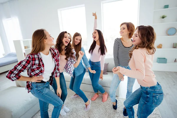 Brilho legal agradável gracioso encantador alegre alegre alegre feliz despreocupado meninas vestindo roupas casuais levantando as mãos para cima regozijando férias de sonho se divertindo na casa de quarto interior branco claro — Fotografia de Stock