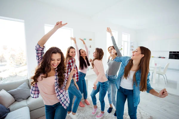 Nice-olhando encantador legal charmoso alegre alegre alegre louco sonhador meninas otimistas vestindo roupas casuais levantando as mãos para cima se divertindo na casa de quarto interior branco claro dentro de casa — Fotografia de Stock