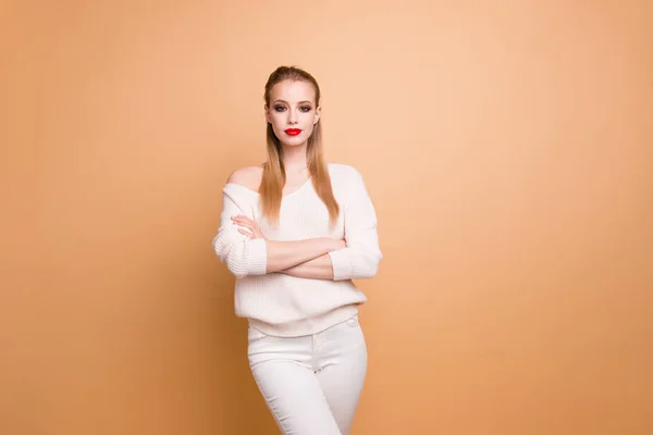 Retrato de ella ella guapa atractiva fascinante guapo franca chica de pelo recto con suéter blanco aislado sobre fondo beige pastel — Foto de Stock