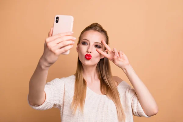 クローズ アップ肖像画彼女彼女見栄え魅惑的な魅力的な魅力的な白人面白いストレートの髪の女の子のベージュ色のパステル調の背景に分離されたデバイスのガジェットを取る selfie を作る — ストック写真