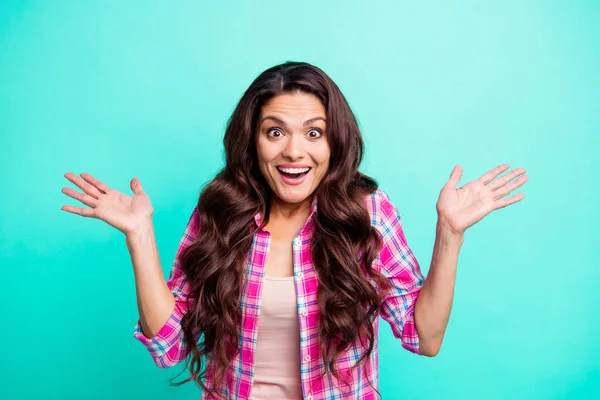 Retrato de ella, ella, atractiva, encantadora, dulce, alegre, alegre, optimista, mujer de pelo ondulado con camisa a cuadros que muestra wow aislado sobre un fondo de brillo vivo brillante turquesa azulado —  Fotos de Stock