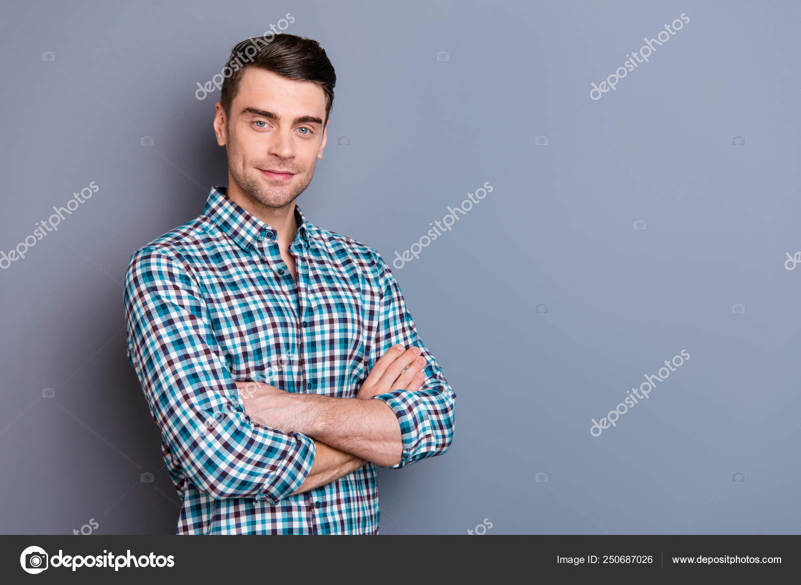 Fechar foto de perfil de lado ele é incrível-lhe as mãos de homem braços  cruzados, image size:1600x1168