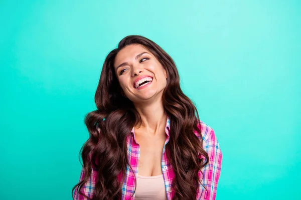 Close-up foto verbazingwekkend mooie ze haar lady lachen hardop schreeuwen shout yell dolblij toothy open mond dragen casual plaid geruit rooskleurig hemd outfit geïsoleerd teal heldere levendige achtergrond — Stockfoto