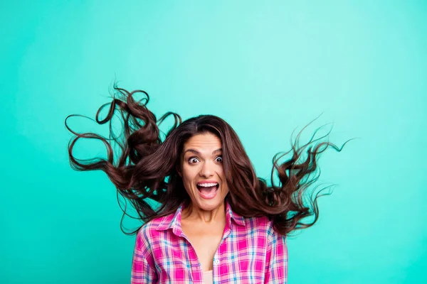 Close-up foto schreeuwen, gillen schreeuwen verbazingwekkend mooie ze haar lady dolblij kapsel vlucht funky dragen casual plaid roze geruite overhemd outfit geïsoleerd teal heldere levendige achtergrond — Stockfoto