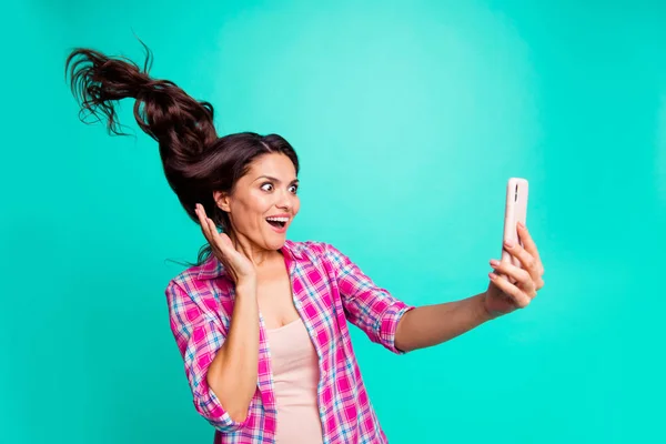 Cerca de la foto hermosa ella su señora peinado vuelo mirada teléfono inteligente increíble hacer tomar selfies usando cuadros casuales a cuadros traje de camisa rosa aislado teal brillante fondo vivo — Foto de Stock