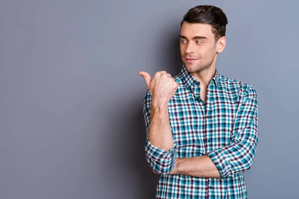 Close-up foto aantrekkelijke verbazingwekkend hij hem zijn man handen armen vinger Toon blik lege ruimte interesse nieuwsgierig perfect haar styling dragen casual plaid geruit outfit geïsoleerde grijze achtergrond — Stockfoto