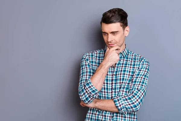 Close-up foto aantrekkelijke verbazingwekkend hij hem zijn man handen armen chin denken over blik omlaag lege ruimte onzeker perfect haar styling dragen casual geruite geruite outfit geïsoleerd grijze achtergrond — Stockfoto