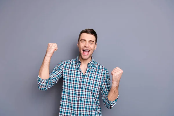 De cerca la foto increíble que él sus manos de hombre brazos hasta ideal peinado perfecto estilo fútbol ventilador boca abierta dientes blancos con ropa a cuadros casuales aislado fondo gris —  Fotos de Stock