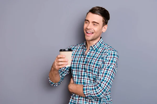 De cerca foto atractivo increíble macho él su hombre sostener caliente papel taza takeout té café bebida emocionado escuchar amigos vistiendo casual cuadros camisa a cuadros traje aislado gris fondo — Foto de Stock