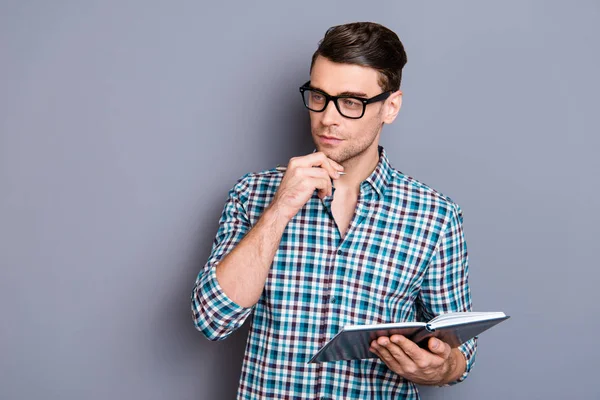 Närbild foto attraktiva fantastiska macho han honom hans man killen stilig håll pennan hakan notebook lyssnande början författare bär casual Pläd rutig skjorta outfit isolerade grå bakgrund — Stockfoto