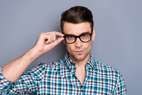 Nahaufnahme Foto attraktiv erstaunlich Macho er ihm seinen Mann Kerl gut aussehend aufmerksamen Blick auf Kamera warten Studenten Unterricht tragen Spezifikationen lässig kariert Hemd Outfit isoliert grauen Hintergrund — Stockfoto