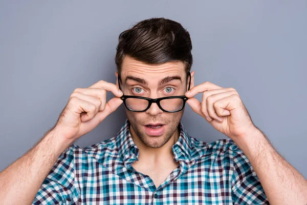 Close up foto atraente incrível macho ele seu homem atentamente olhando para a câmera não acredito que os olhos não boa má novidade desgaste especificações casual xadrez camisa xadrez roupa isolado fundo cinza — Fotografia de Stock