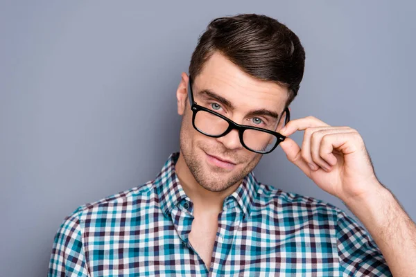 De cerca foto atractivo increíble macho él su hombre tierno buscando gerente trabajador trabajo fácil de usar especificaciones casual cuadros camisa a cuadros traje aislado fondo gris — Foto de Stock