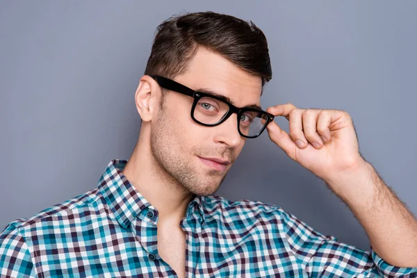 Retrato de primer plano de buen chico atractivo usando camisa a cuadros tocando gafas aisladas sobre fondo gris pastel — Foto de Stock