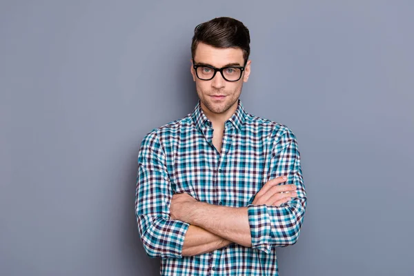 Portret van aardige verzorgd knappe aantrekkelijke leuke vent dragen gecontroleerd shirt uitvoerend manager gevouwen armen geïsoleerd over grijze pastel achtergrond — Stockfoto