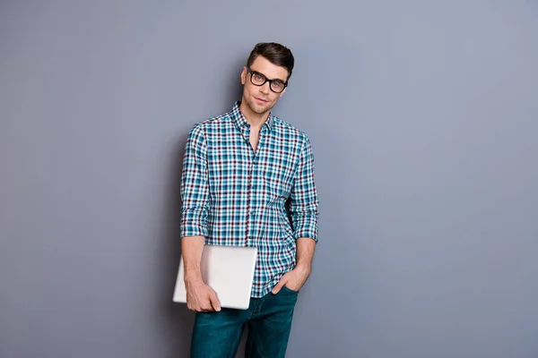 Portret van zijn hij leuk knap aantrekkelijk bebaarde man dragen gecontroleerd shirt freelancer e-commerce leider bedrijf in handen laptop geïsoleerd over grijze pastel achtergrond — Stockfoto