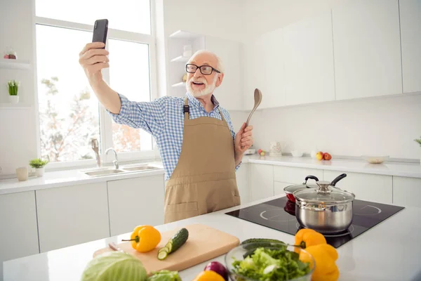 O kadar fotoğraf gri saçlı kapatmak onun onu büyükbaba el telefon akıllı telefon yapmak yakınları çocuk yemek resimleri oluşum almak giyim gözlük rahat kareli ekose gömlek kot denim kıyafet mutfak — Stok fotoğraf