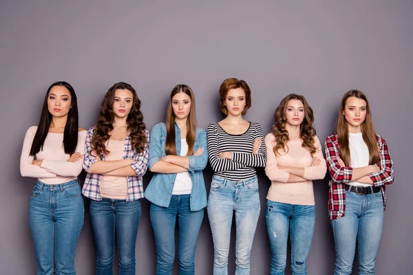 De cerca foto hermosa ella sus seis damas flaco compañeros de cuarto hermanas esperar disculparse novio no satisfecho loco usando vaqueros casuales vaqueros a cuadros a rayas ropa traje aislado gris fondo — Foto de Stock