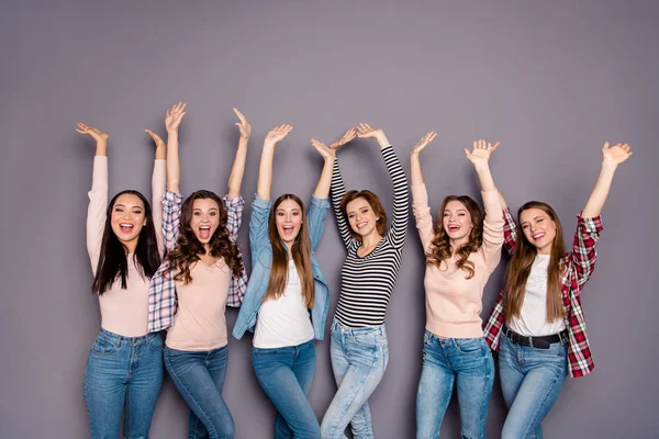 Nahaufnahme Foto schreiend froh schön sie ihre sechs Damen magere Mitbewohner Hände nach oben erhobenen Armen erfreut tragen lässige Jeans Jeans karierte gestreifte Kleidung Outfit isoliert grauen Hintergrund — Stockfoto