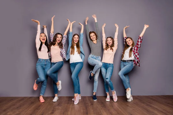 Volledige lengte lichaam grootte foto mooi schreeuwen ze haar zes dames kamergenoten handen armen opgewekt opknoping uit het dragen van casual jeans denim geruit gestreepte kleding outfit geïsoleerd grijze achtergrond — Stockfoto