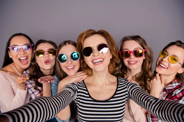 Detailní záběr fotografie krásné, ona jí šest Dam hubená spolubydlící odejít do zahraničí, že svátky a selfie barevné specifikace nosí ležérní džíny denim kostkovaná pruhované oblečení oblečení, samostatný šedé pozadí — Stock fotografie