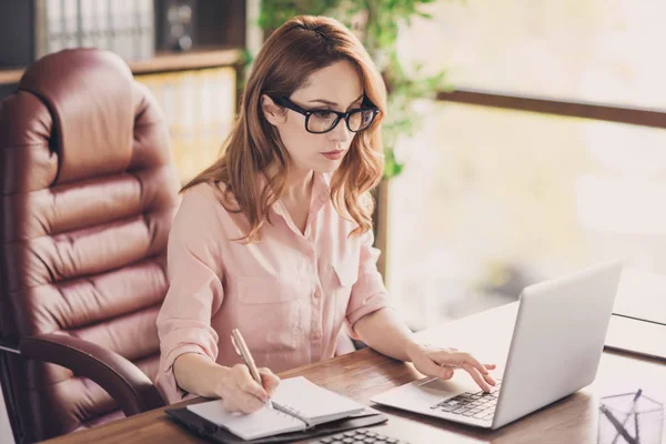 Close-up foto mooi ze haar business lady beste baas kreeg promotie werkdag nacht Noteer web Les klasse studie leren dragen van carrière ontwikkeling zitten grote kantoor stoel specs formele slijtage — Stockfoto