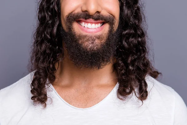 Close-up cropped view portrait of his he nice-groomed atraktif riang pria berambut riang dengan kumis terisolasi atas latar belakang pastel ungu abu-abu — Stok Foto