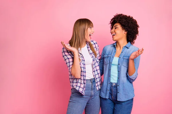 Nahaufnahme Seitenprofil Foto zwei Vielfalt sie ihre Damen verschiedene Rasse gute Laune sprechen erzählen über Nachrichtenverbreitung teilen Nachrichten tragen lässige Jeans Jeans kariertes Hemd Stoff Outfit isoliert rosa Hintergrund — Stockfoto